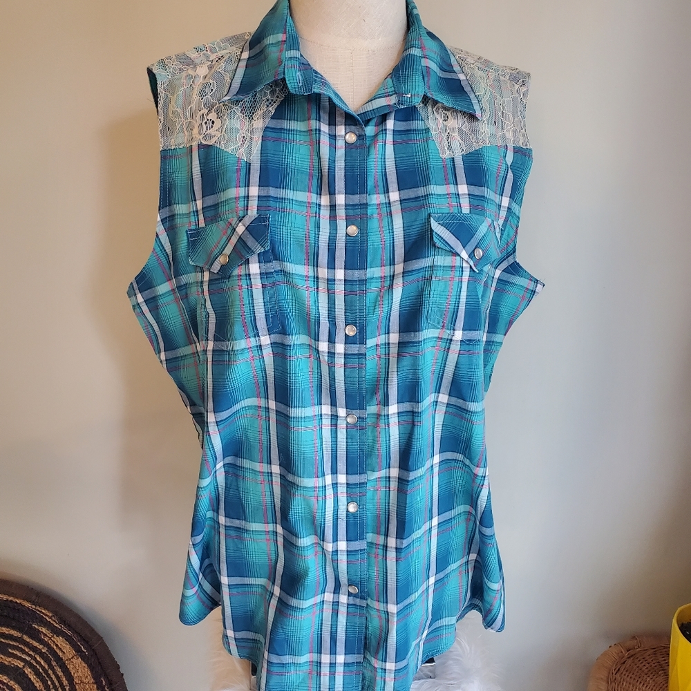 Wrangler XL aqua blue lace sleeveless pearl shirt